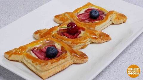 Готовим творожные слойки с клубникой. Доброе утро. Фрагмент