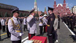 Выпускникам Московского университета МВД вручили дипломы на Красной площади