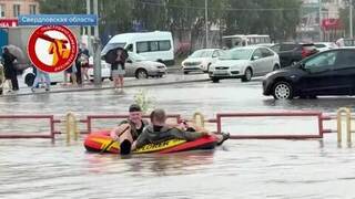 Жители Каменка-Уральского пересели на сапы из-за сильных дождей: видео