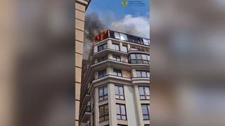Пожар вспыхнул в жилом доме на Страстном бульваре: кадры с места ЧП
