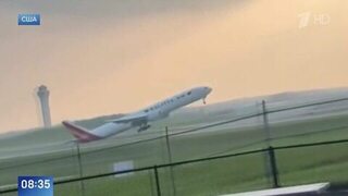 Хвост пассажирского самолета в США задел ВПП и оставил след из искр: видео
