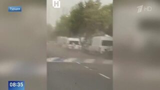 Мощный шторм обрушился на Стамбул: кадры