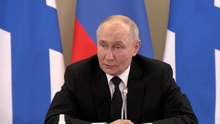 В Петербурге Владимир Путин пообщался с военными моряками в неформальной обстановке