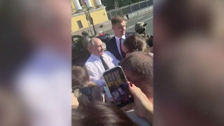 Владимир Путин поприветствовал жителей и гостей Санкт-Петербурга и поздравил их с Днем ВМФ