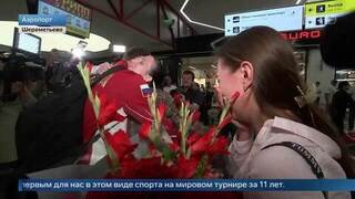 Получившего золото на ЧМ по фехтованию Павла Граудынь встретили в аэропорту: видео