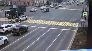 В Омске водитель сбил семь пешеходов на островке безопасности: видео