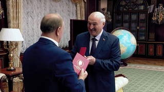 Лидер КПРФ Геннадий Зюганов вручил Александру Лукашенко Ленинскую премию ЦК КПРФ