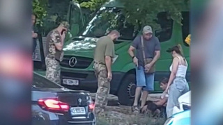 На Украине сотрудники ТЦК забирают всех подряд