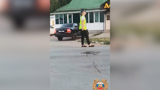 В Башкирии 18-летний парень в форме инспектора ДПС останавливал автомобили: видео