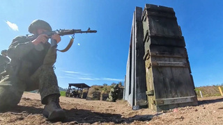Действующие военнослужащие помогают проходить подготовку выпускникам военных вузов