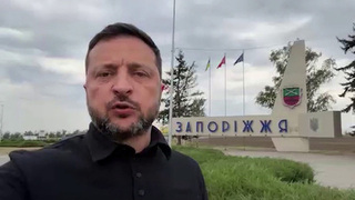 В интернете активно обсуждают очередное селфи Зеленского на фоне въездной стелы в Запорожье