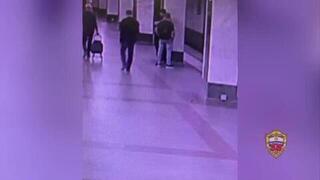 Ударил в живот, снял цепочку и ушел: грабеж в метро Москвы попал на видео