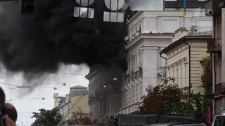 Взрыв и пожар произошли сегодня днем в главном здании СБУ в центре Киева