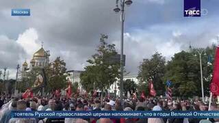 Тысячи верующих ожидают Крестный ход у Большого Москворецкого моста: кадры