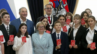 В Москве сегодня торжественно вручили паспорта отличившимся школьникам