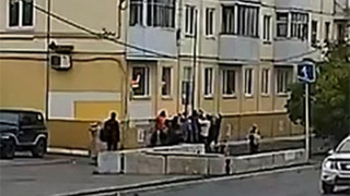В Мурманске спасли ребенка, выпрыгнувшего из окна полыхающей квартиры: видео