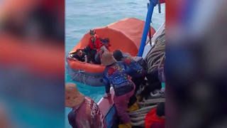 В Яванском море попало в шторм судно с 243 пассажирами
