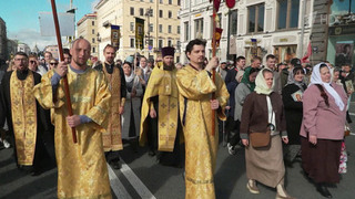 По Невскому проспекту в Санкт-Петербурге пронесли ковчег с частицей мощей Дмитрия Донского