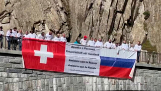 В Швейцарии в ущелье Шеленен местные жители провели акцию с призывом к дружбе с Россией