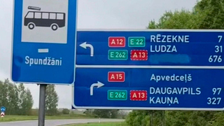 В Латвии закрасили названия российских городов на дорожных указателях