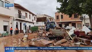 Вода по пояс и камни на машинах: показали последствия наводнений в Испании