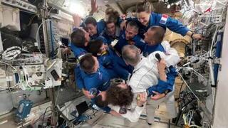 Космические ключ и колокол: кадры передачи МКС космонавту Дуброву