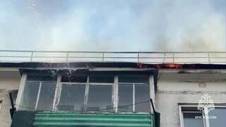 Пожарные тушат кровлю жилого дома на площади 875 кв. м. в Уфе: видео