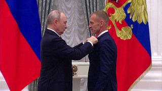 Владимир Путин вручил государственные награды наставникам участников программы «Время героев»