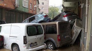 В Стамбуле увеличилось количество жертв мощного наводнения
