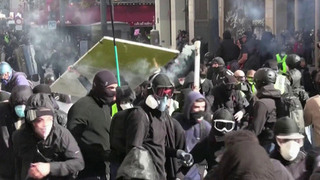 Разрушительный пожар протестов охватил Европу