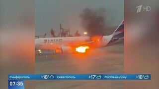 В Перу крыло самолета загорелось при взлете из аэропорта: видео