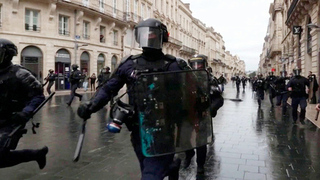 На улицы европейских городов тысячи людей вновь вышли на митинги