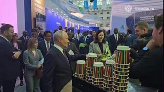 Путин угостил африканских лидеров российским мороженым: видео