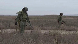Продолжается гуманитарная операция наших военных в городе Алешки Херсонской области