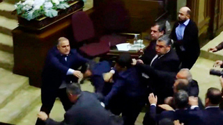 В парламенте Армении произошла драка между представителями оппозиции и правящей коалиции