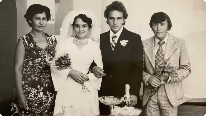 Свадьба в Башкирии. Жених и невеста в ЗАГСе. Платье было взято напрокат за восемь рублей