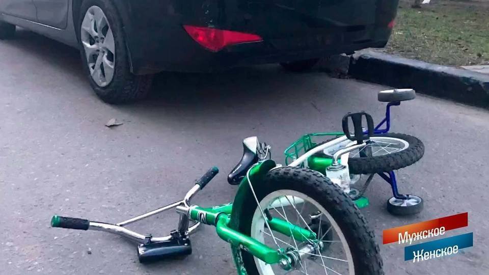 Қоғамдық көлікте қыздар жігіттің жыныс мүшесіне қол тигізеді Қоғамдық көлікте қыздар жігіттің жыныс мүшесіне қол тигізеді