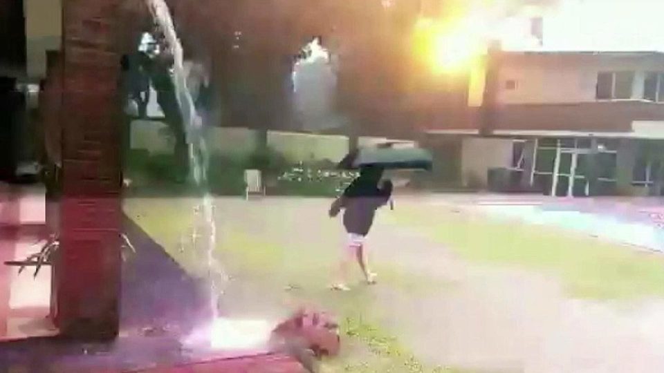 В Аргентине мать сняла на видео, как ее сын чудом уцелел во время грозы. Хиты интернета