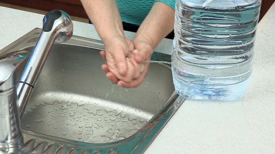Помыть без воды как. Убрать воду. Фрагмент воды. Отключили воду посуда. Как помыть воду.