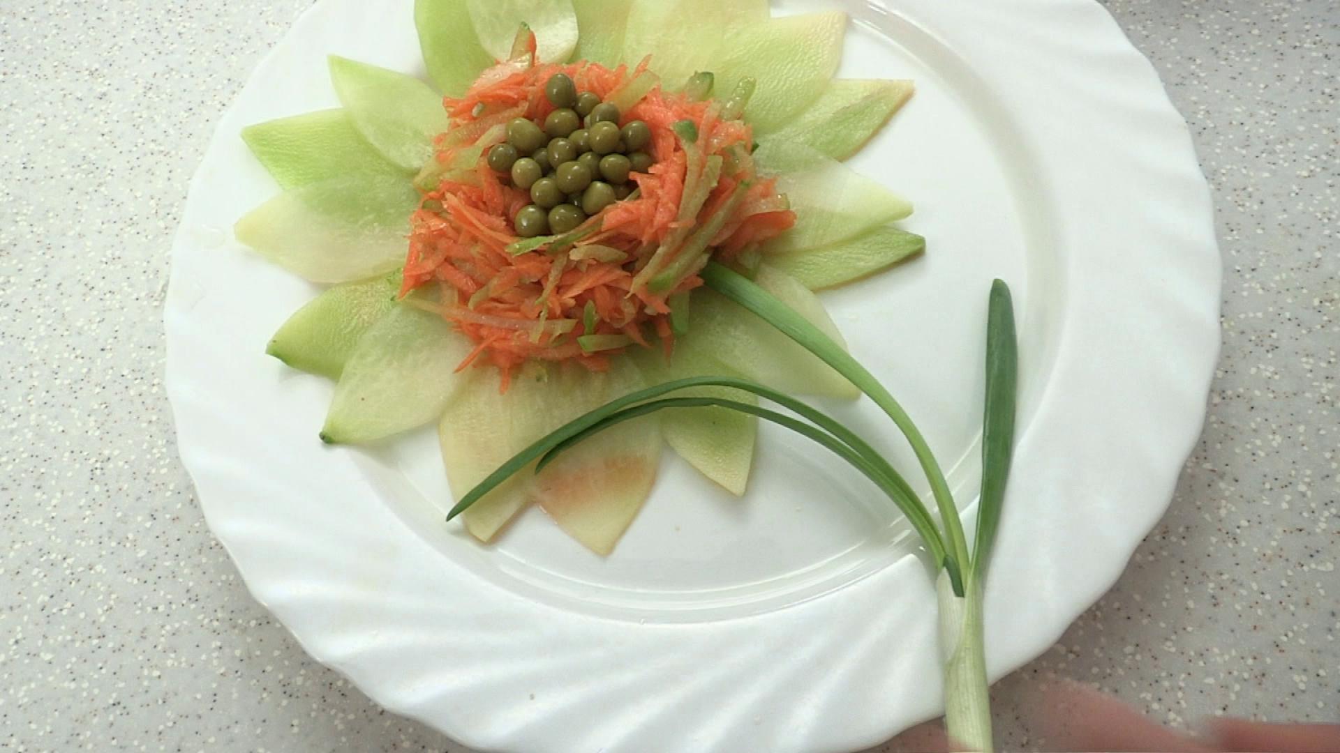 Цветок лотоса в салате