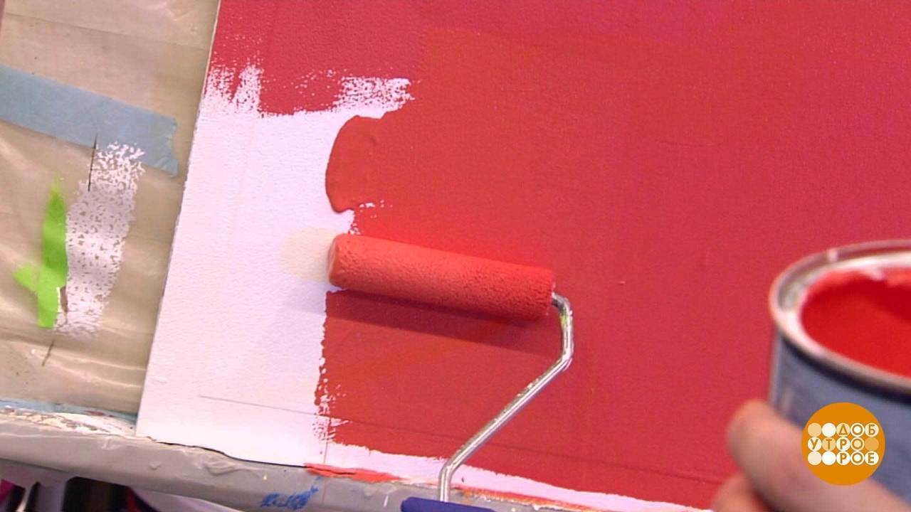 В гостиной и спальне лучше использовать полуматовые или полуглянцевые краски