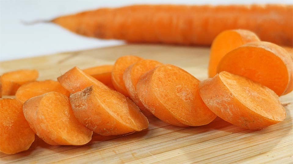 Морковь. Морковь лучше сырая или вареная. Морковка сырая. Морковь отварная. Морковка на тарелке.