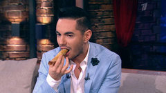 Тимур Родригез пробует блины. Вечерний Ургант. Фрагмент выпуска от 11.03.2013