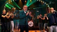 Евгений Маргулис и духовой оркестр Олега Меньшикова — «Бумажные солдаты». Вечерний Ургант. Фрагмент выпуска от 17.11.2014