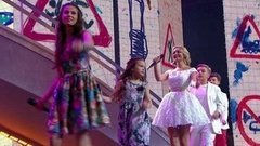 Елена Максимова и участники шоу «Голос. Дети» — «Папа купил автомобиль». Праздничный концерт к 80-летию Госавтоинспекции. Фрагмент выпуска от 09.07.2016