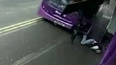 Пользователи Сети обсуждают видеокадры с британцем, которому на пути в бар и автобус не помеха. Хиты интернета