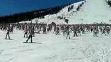 В Кемеровской области сноубордисты установили рекорд по массовому спуску с горы в купальниках