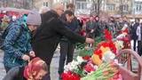 Жители Кемерова сдают кровь для пострадавших при пожаре в торговом центре и приносят цветы к месту трагедии