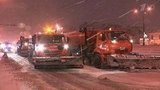 В Москве продолжает идти снег, коммунальщики в авральном режиме расчищают дороги и тротуары