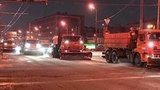 Московские коммунальщики очищают дороги от наледи после ночного снегопада и заморозков